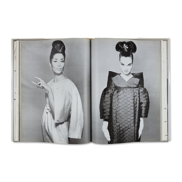 Interior spread of Avedon: Photographs 1947–1977 rare book