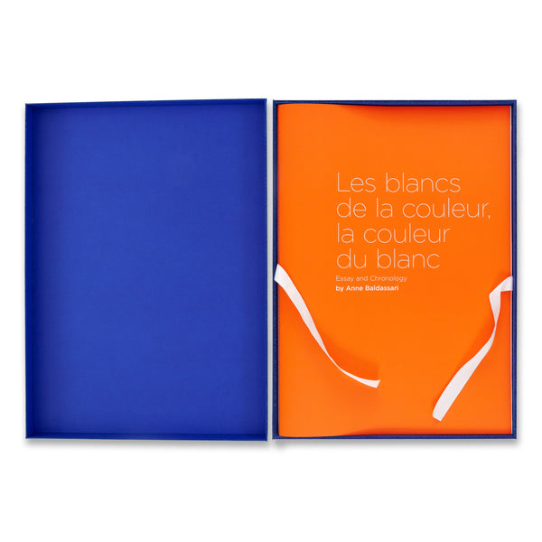 Blue box version of Simon Hantaï: Les blancs de la couleur, la couleur du blanc with orange book cover