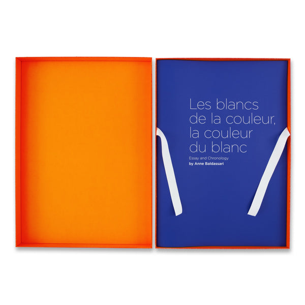 Orange box version of Simon Hantaï: Les blancs de la couleur, la couleur du blanc with blue book cover